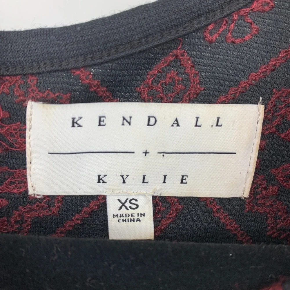 Kendall‎ and Kylie crop top XS embroidery
